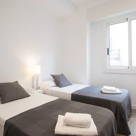 4 Bedroom/3 Baths W/ Ac In Near Beach! * Alicante