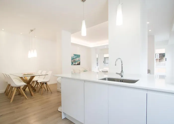 4 Bedroom/3 Baths W/ Ac In Near Beach! Apartamento *