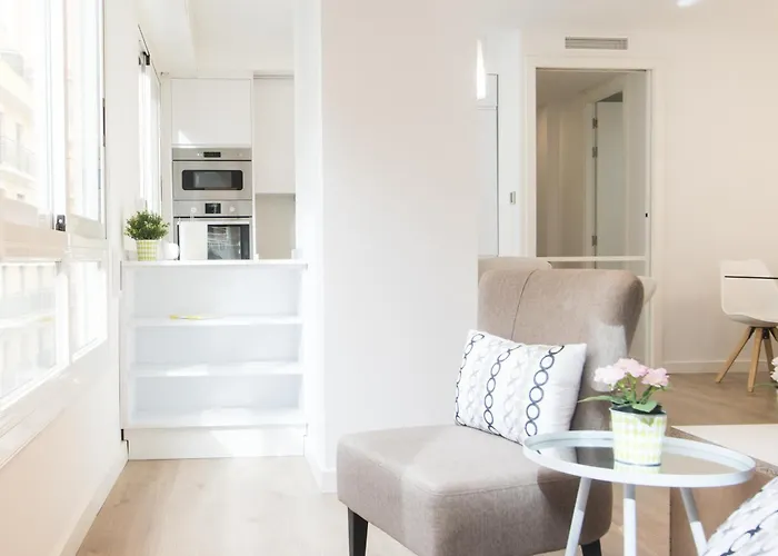 4 Bedroom/3 Baths W/ Ac In Near Beach! * Alicante