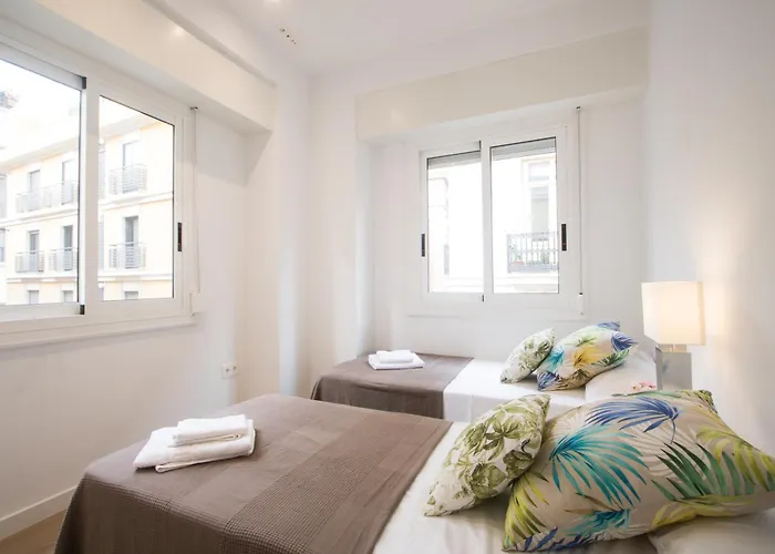 4 Bedroom/3 Baths W/ Ac In Near Beach! *