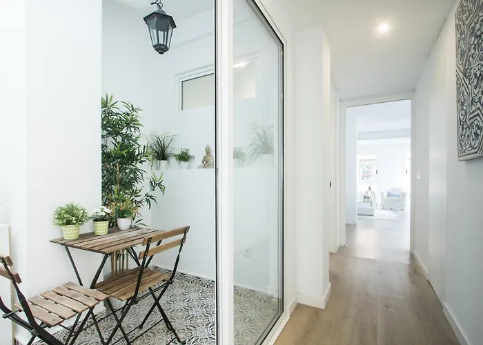 4 Bedroom/3 Baths W/ Ac In Near Beach! *