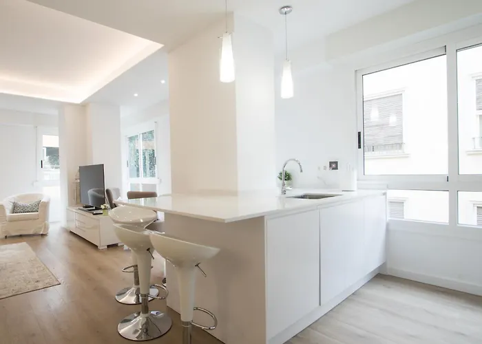 4 Bedroom/3 Baths W/ Ac In Near Beach! *