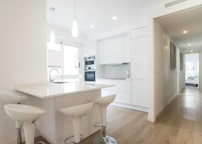 4 Bedroom/3 Baths W/ Ac In Near Beach! Apartamento