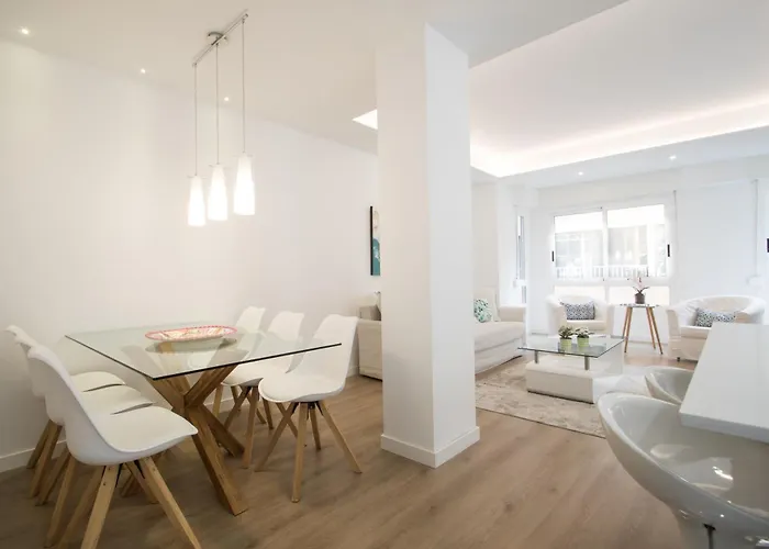 4 Bedroom/3 Baths W/ Ac In Near Beach! *