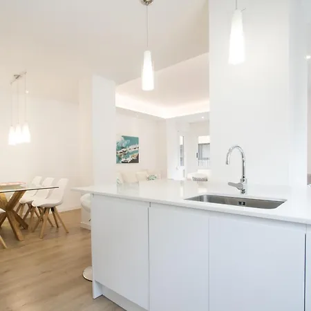 4 Bedroom/3 Baths W/ Ac In Near Beach! Apartment *