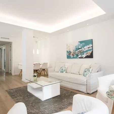 Apartment 4 Bedroom/3 Baths W/ Ac In Near Beach! *