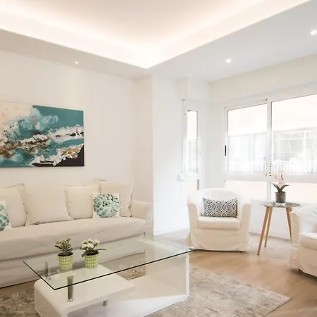 4 Bedroom/3 Baths W/ Ac In Near Beach! Apartment *